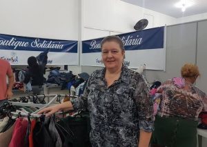 Boutique Solidária distribui com dignidade roupas doadas pela população