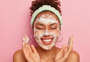 Brasileira gasta R$ 237 ao ano com produtos skincare