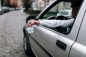 Jogar lixo para fora do carro vai ser infração grave