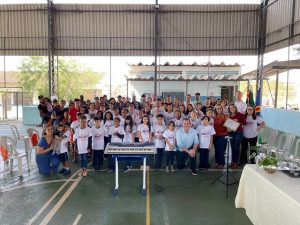 Alunos de Sumaré recebem 215 kits do projeto 'Tem Música no Bairro'