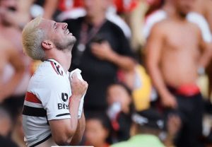 O São Paulo saiu na frente na disputa pelo título da Copa do Brasil. O Tricolor foi ao Rio de Janeiro e bateu o Flamengo por 1 a 0 com gol do craque argentino