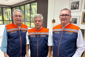 Prefeito Chico e vice Odir recebe novo uniforme da Defesa Civil