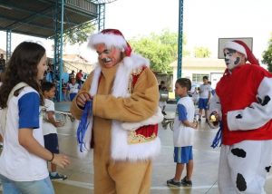 Leitinho vai a escolas de cachorro e ganha prêmio da PM