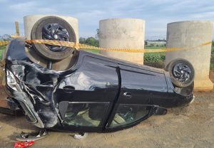 Carro capota na av Brasil em Nova Odessa