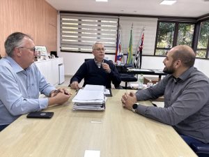 Prefeito Chico Sardelli entre o vice-prefeito Odir Demarchi e o secretário de Saúde, Danilo Carvalho Oliveira (1)