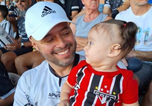 São Paulo bate Vitória (2-1) e ajuda Corinthians