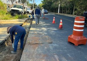 Prefeitura constrói sarjetão na Avenida Raphael Vitta