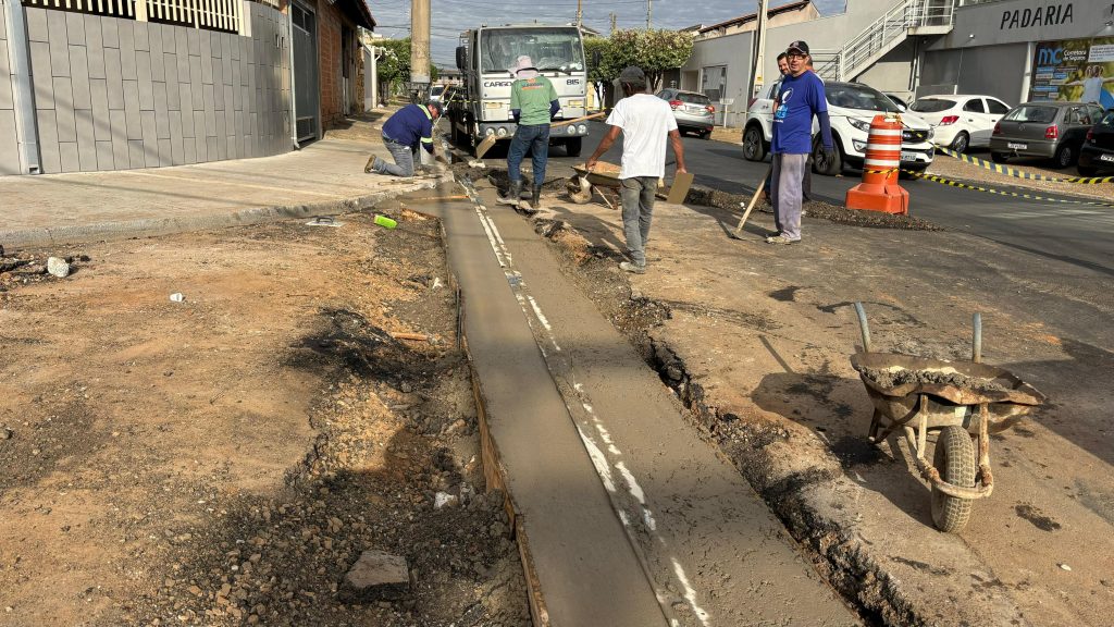 Prefeitura constrói sarjetão em cruzamento no Jaguari