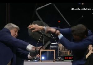 Debate da RedeTV hoje vai ter cadeiras parafusadas