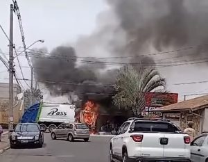 Caminhão pega fogo em Nova Odessa