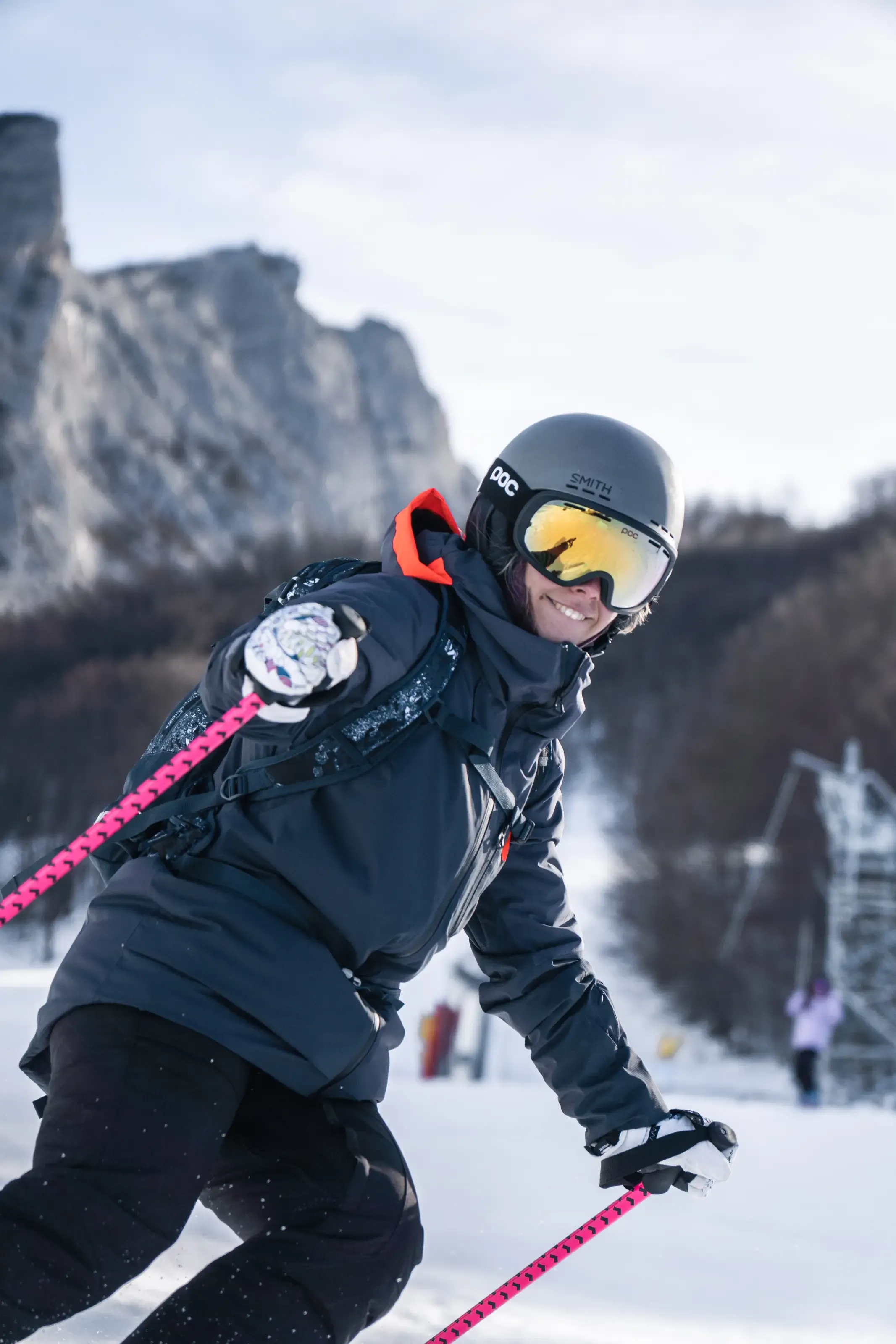 Une skieuse sourie sur la piste Cotch a Gourette