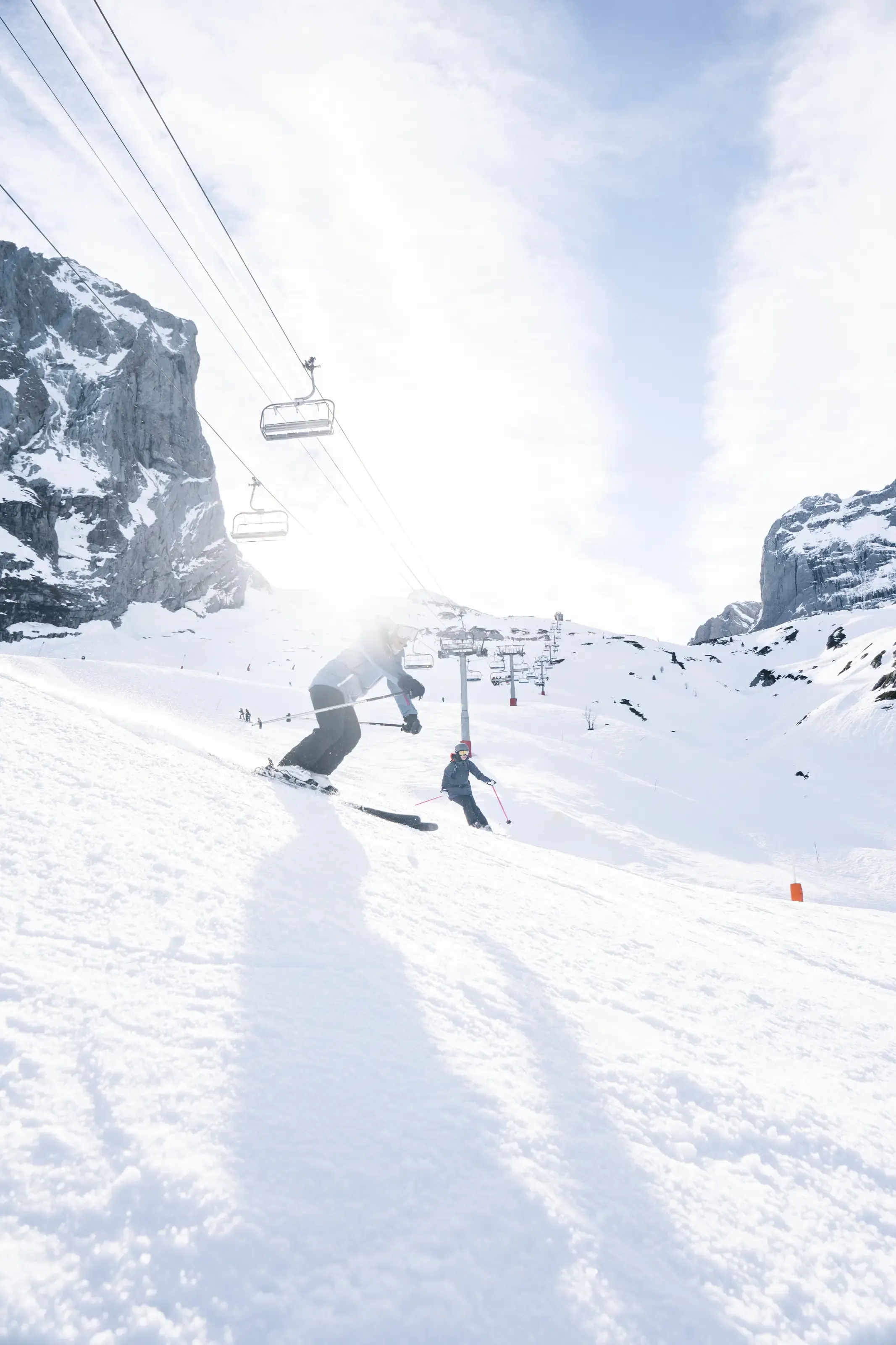 Deux skieuses dans une piste rouge engagee de Gourette