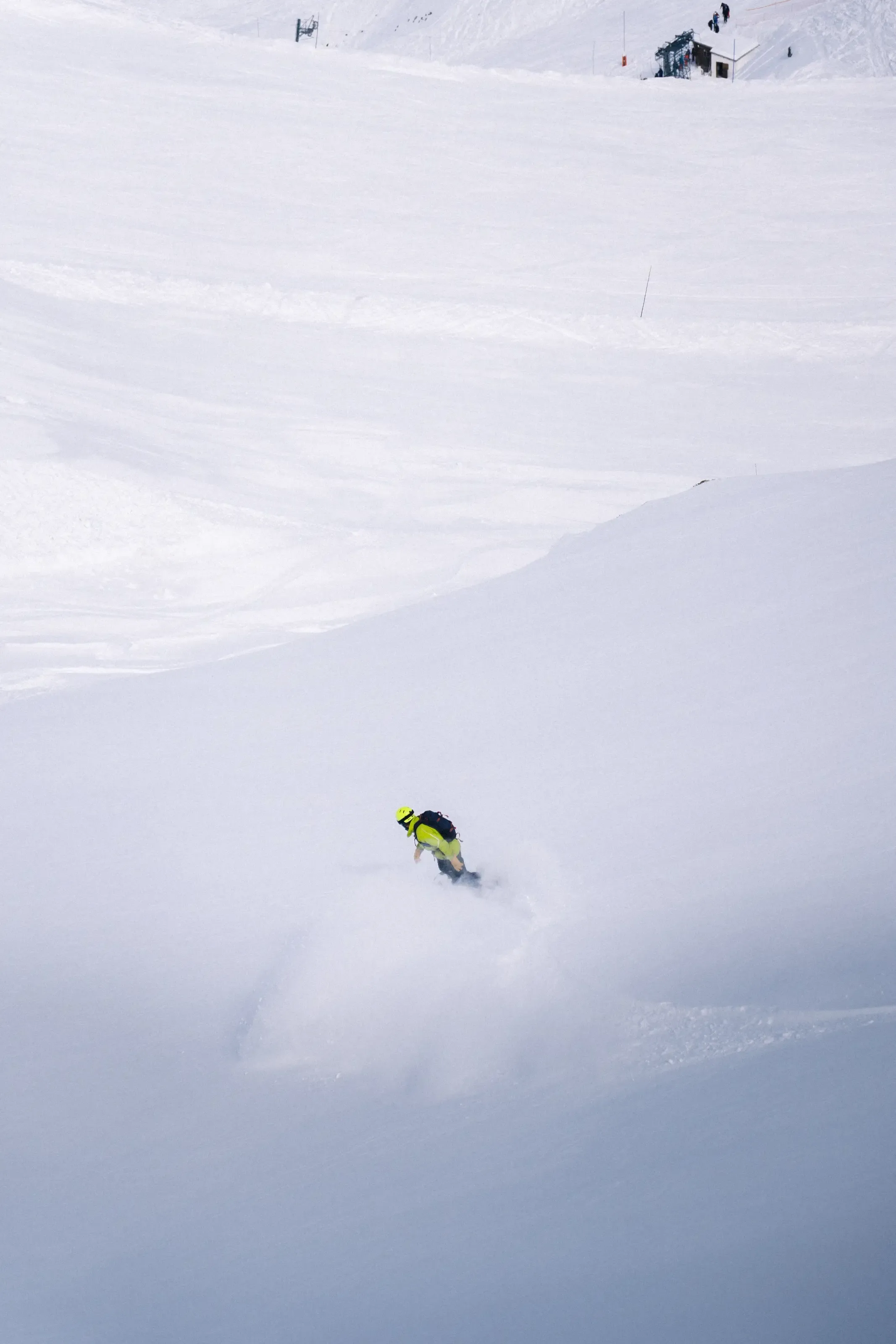 Un snowboarder dans la poudreuse a Gourette