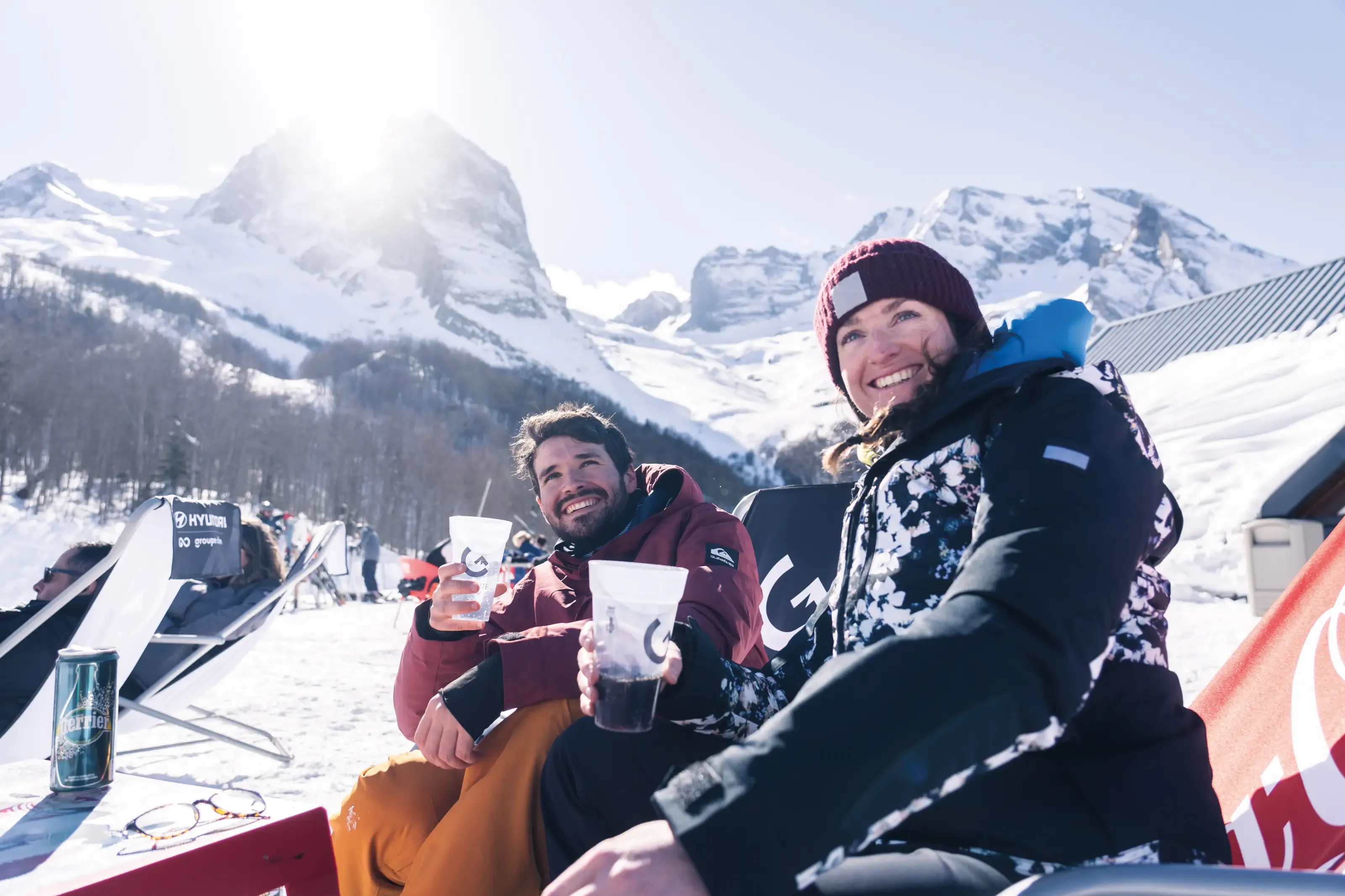 Un couple profitant des terrasses d'altitude de la station de Gourette