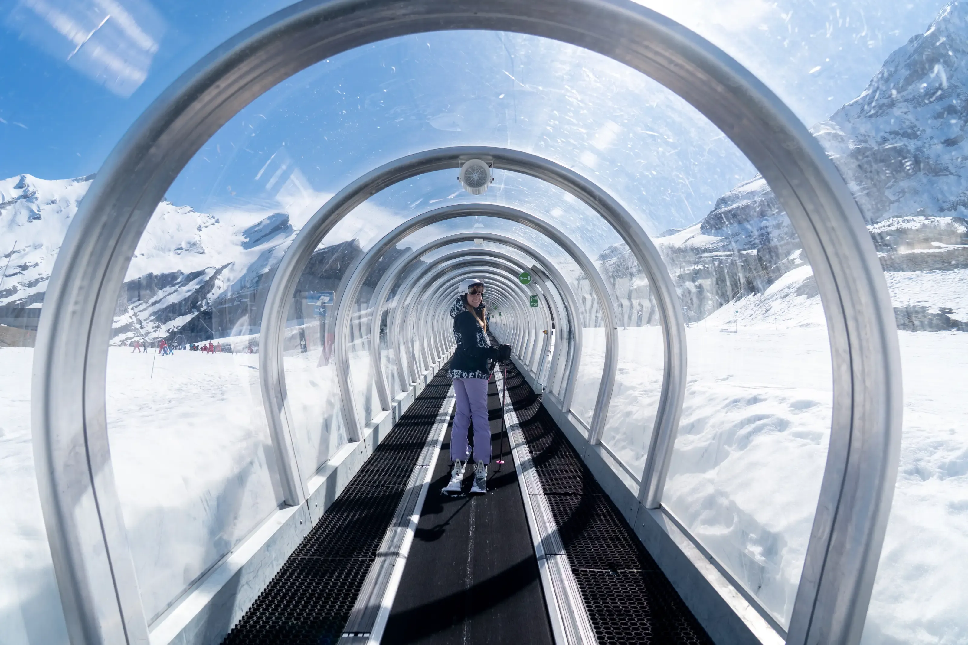 Une skieuse debutante dans un tapis de l'espace debutant Bezou a Gourette