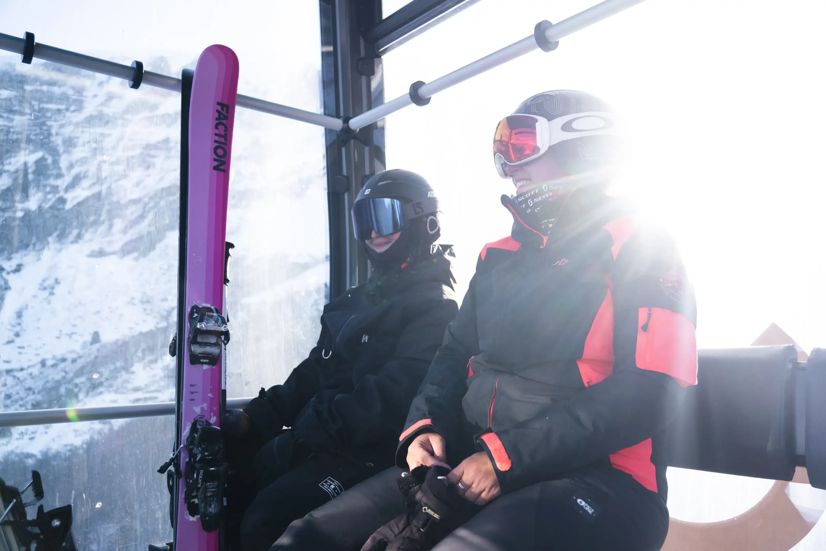 Deux filles dans une telecabine de Gourette