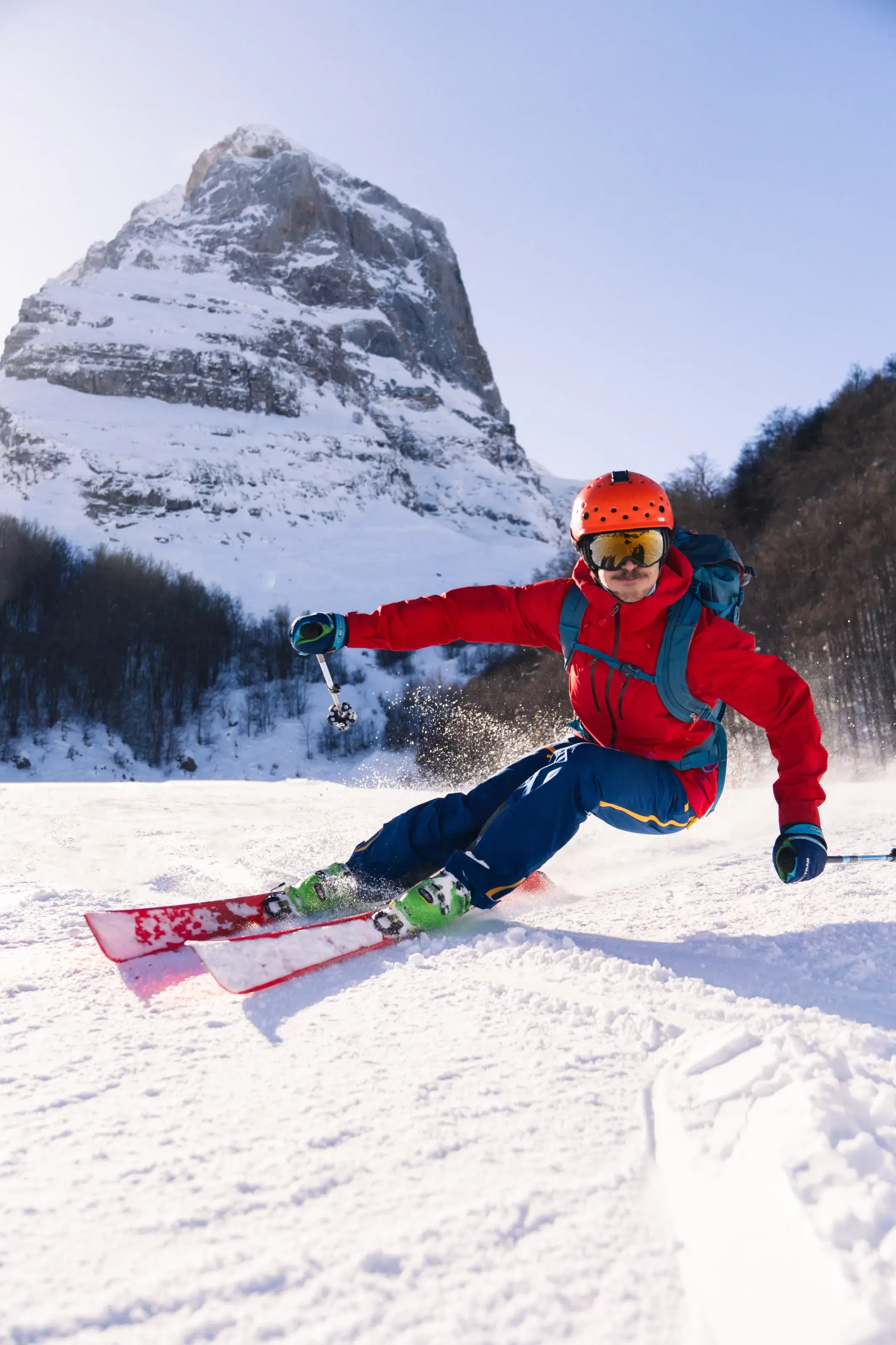 Un skieur carve sur une piste de Gourette
