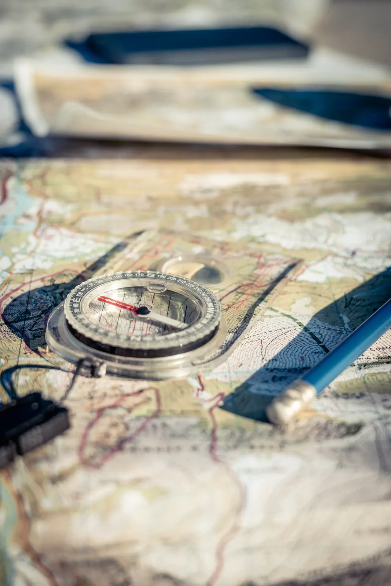 Boussole et carte  (il ne faut pas l'utiliser en dehors de la com des guides de Pau) 