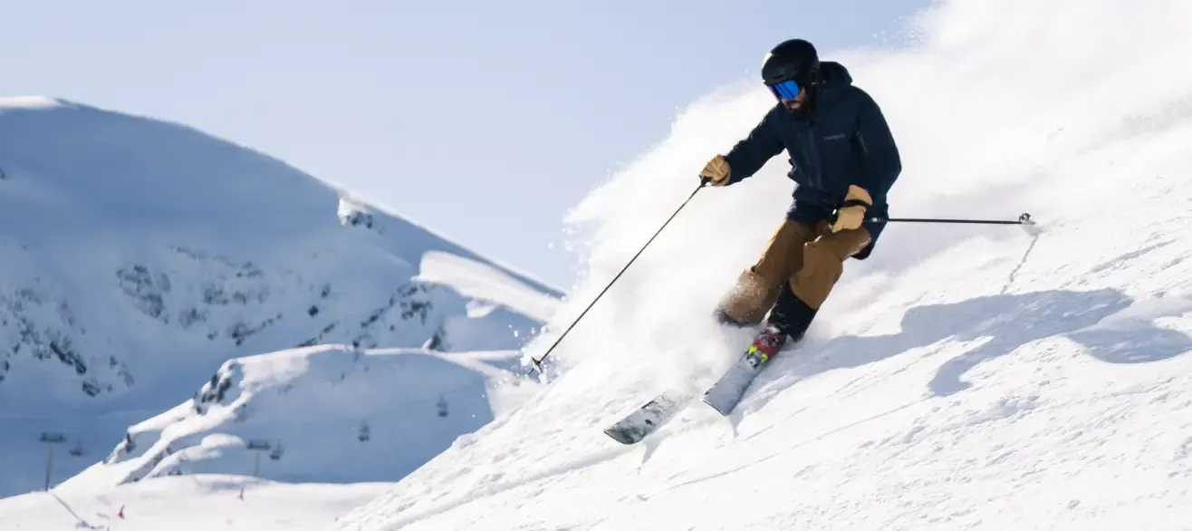 Skieur dans la poudreuse et sous le soleil au cap des Hittes, Peyragudes