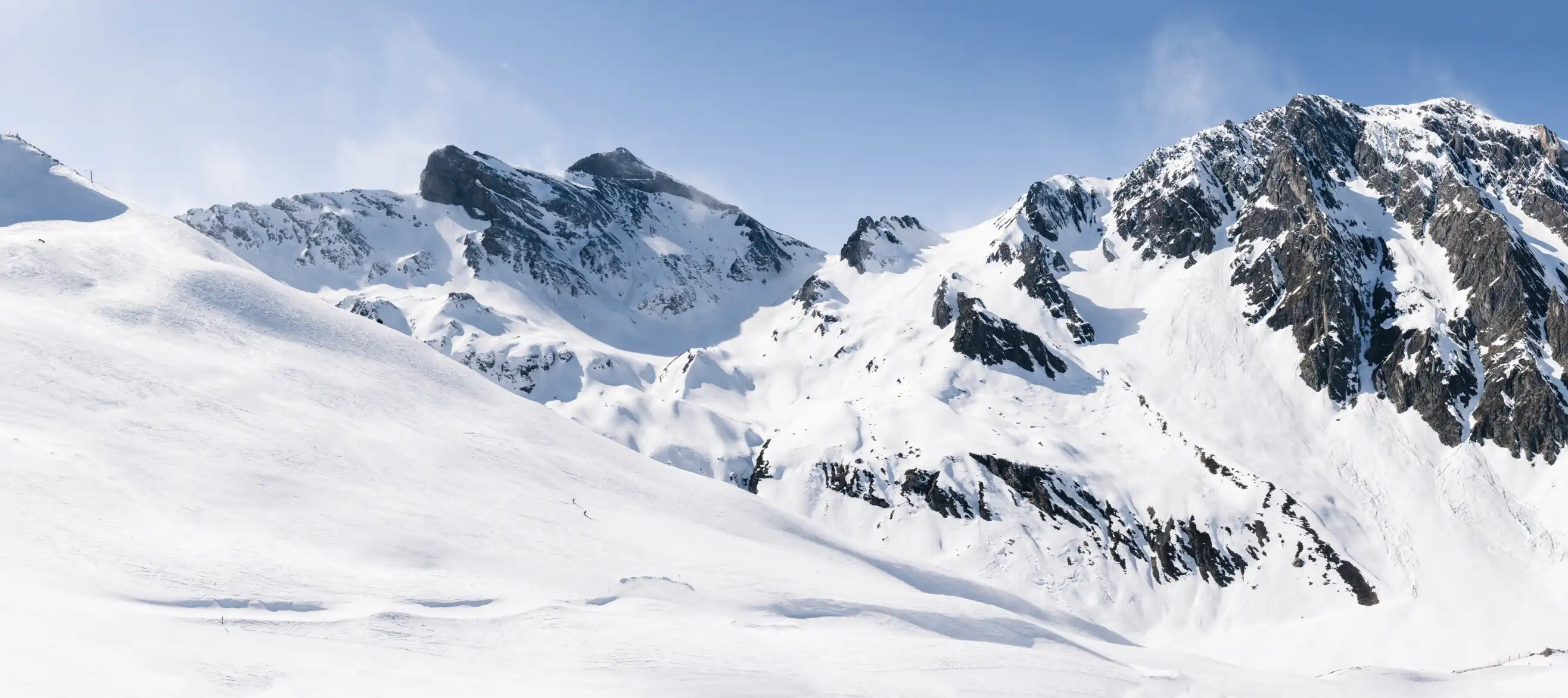 Snowy panorama of the back of Piau Engaly under the sun