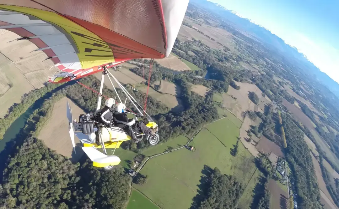 Vol en ULM pendulaire au-dessus des Pyrénées, près de Pau