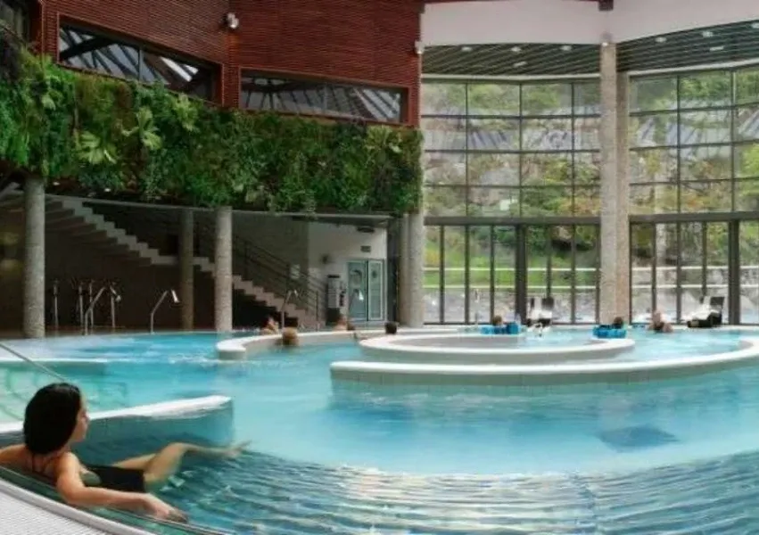 bassin intérieur des Bains du rocher