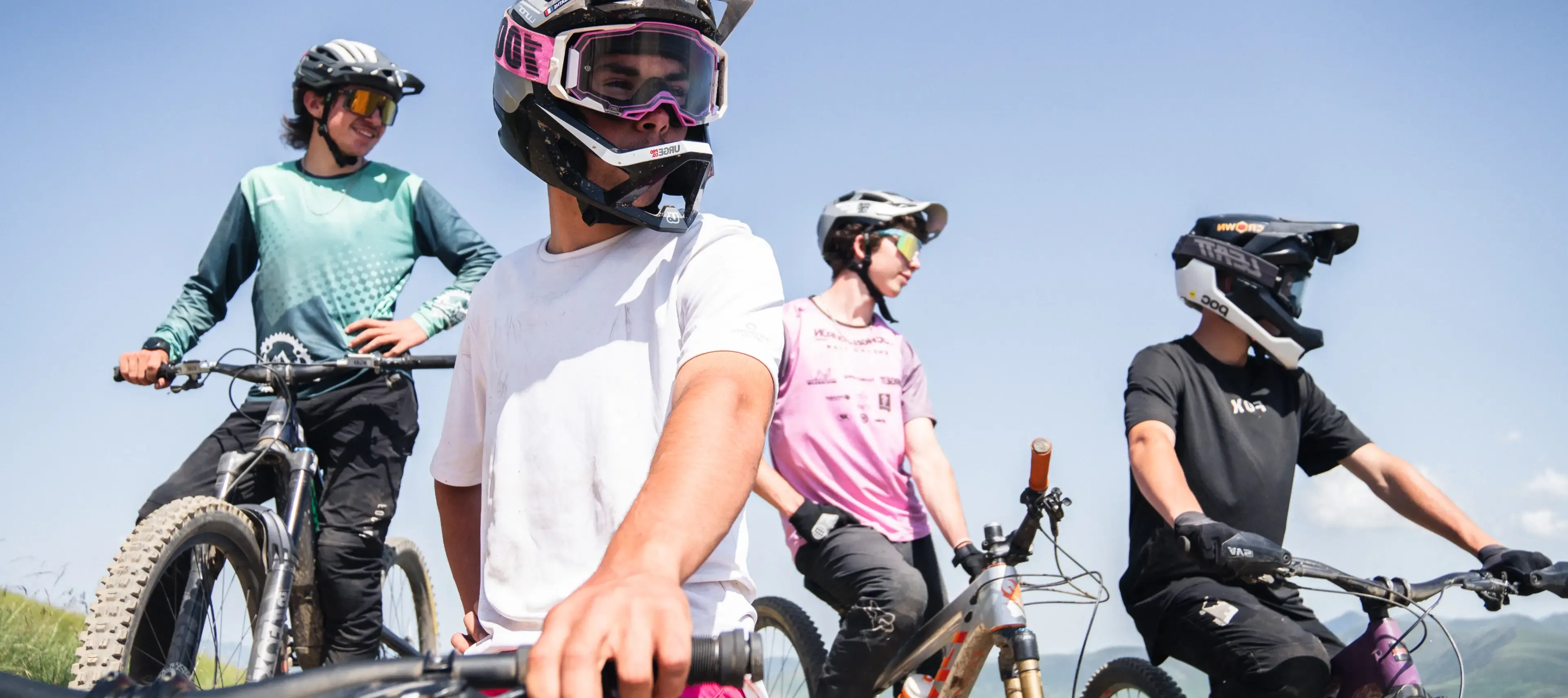 Bike Park Peyragudes - Vététistes en groupe avec casques et protections