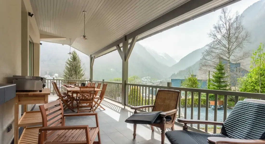 Terrasse d'appartement avec vue sur les Pyrénées
