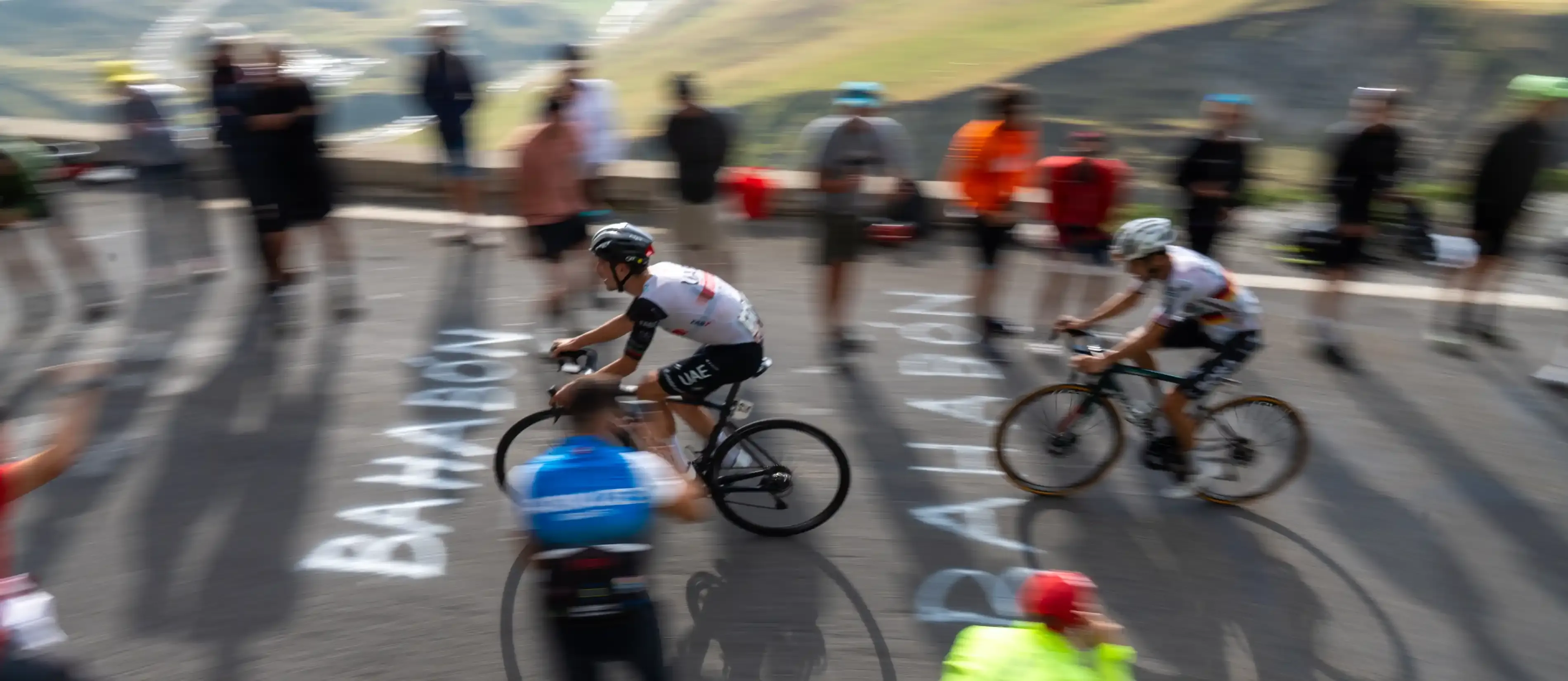 coureur cycliste professionnel dans le col du tourmalet