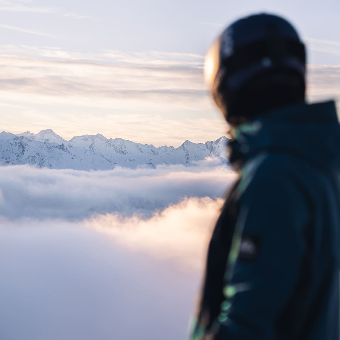skier looking at a sea of ​​clouds and the horizon at the Grand Tourmalet