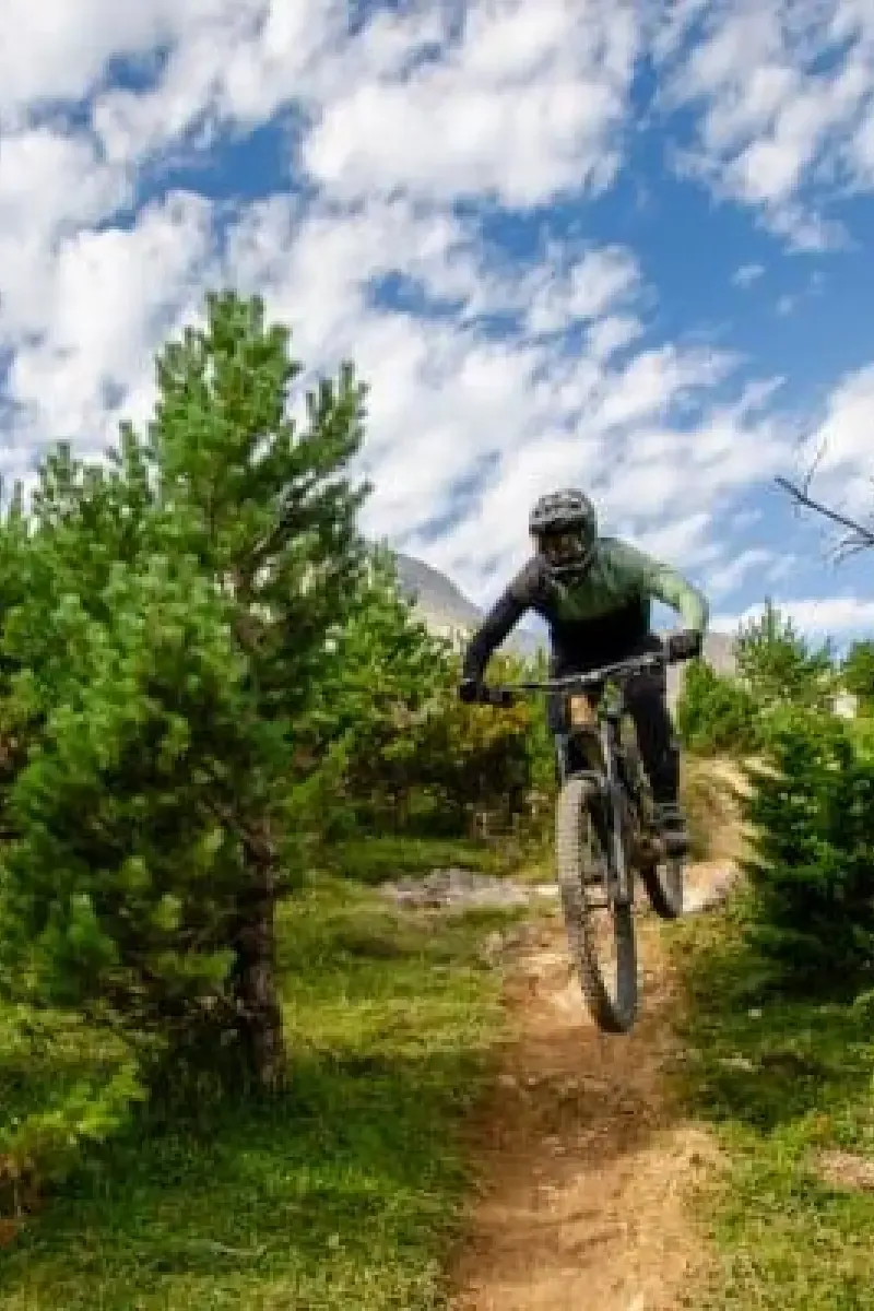 Bike Park Gourette - Riders au milieu des arbres