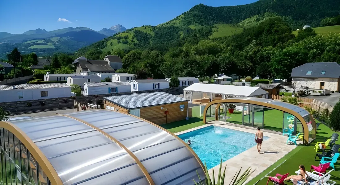 Camping avec piscine sur fond de montagnes