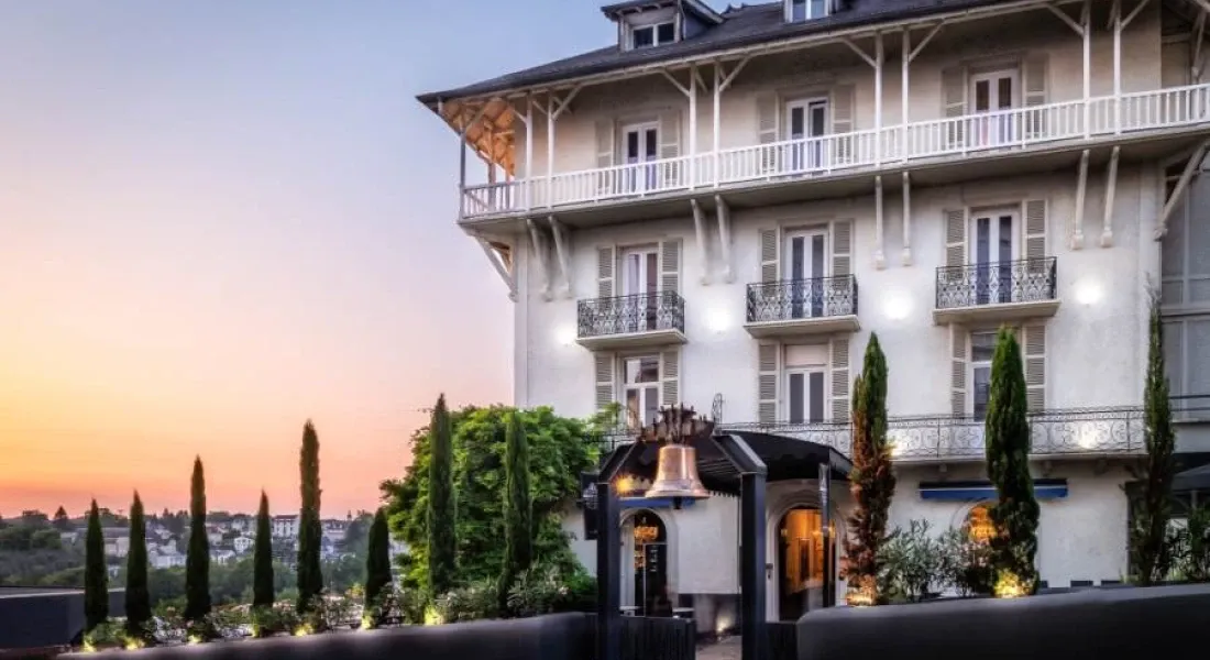 Hotel à Lourdes à la tombée du jour