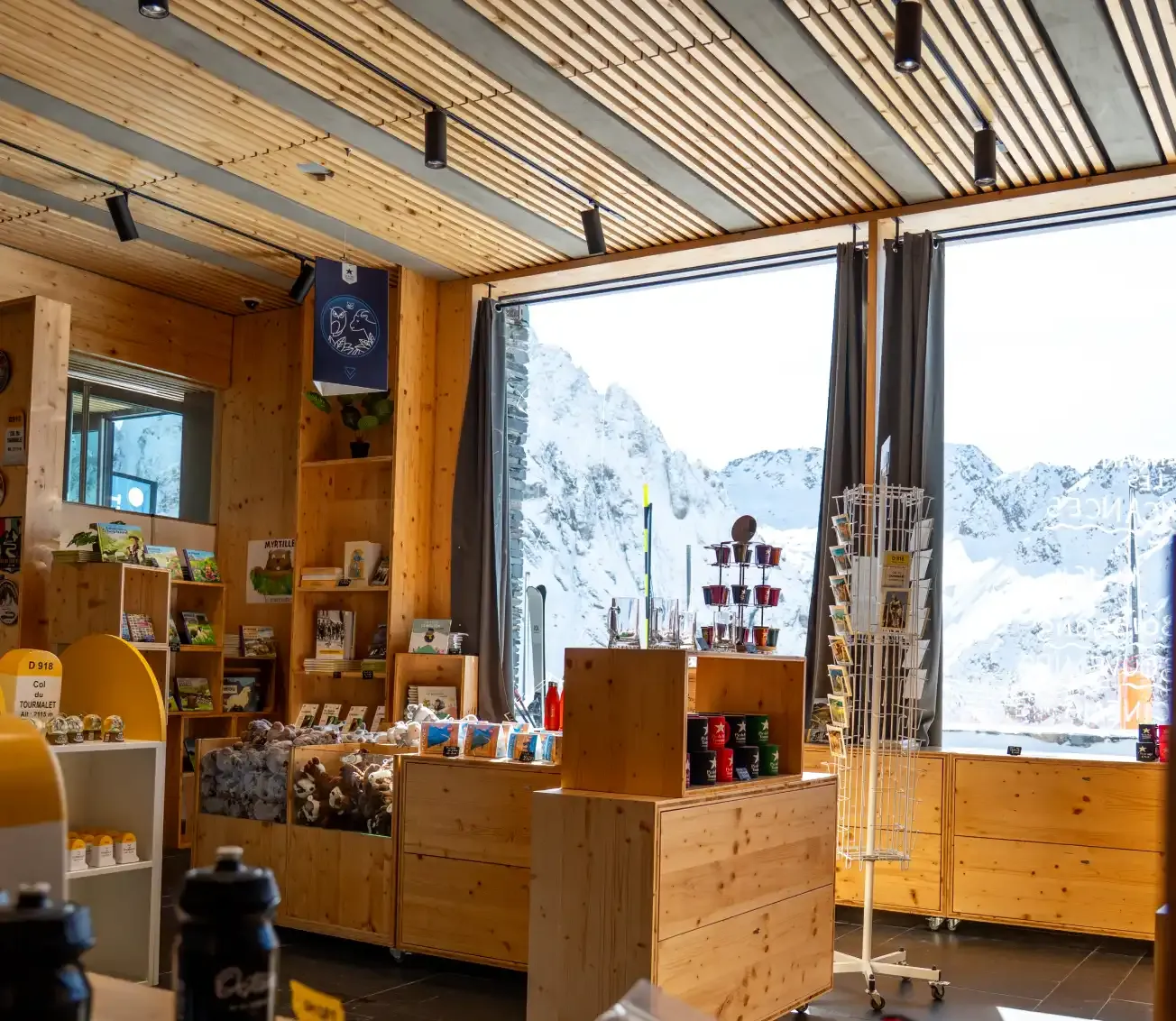 interieur boutique velo col du tourmalet