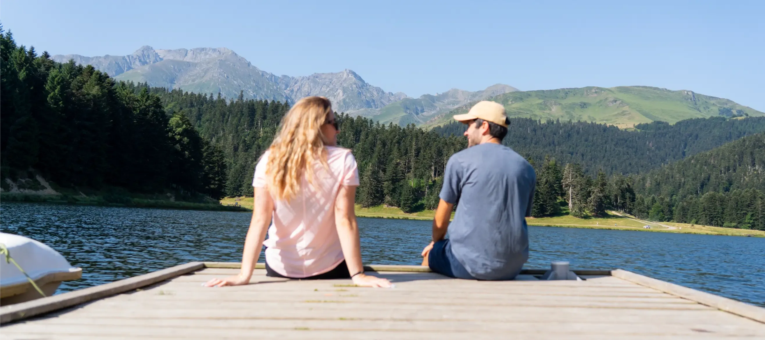 Deux randonneurs contemplent le lac de Payolle