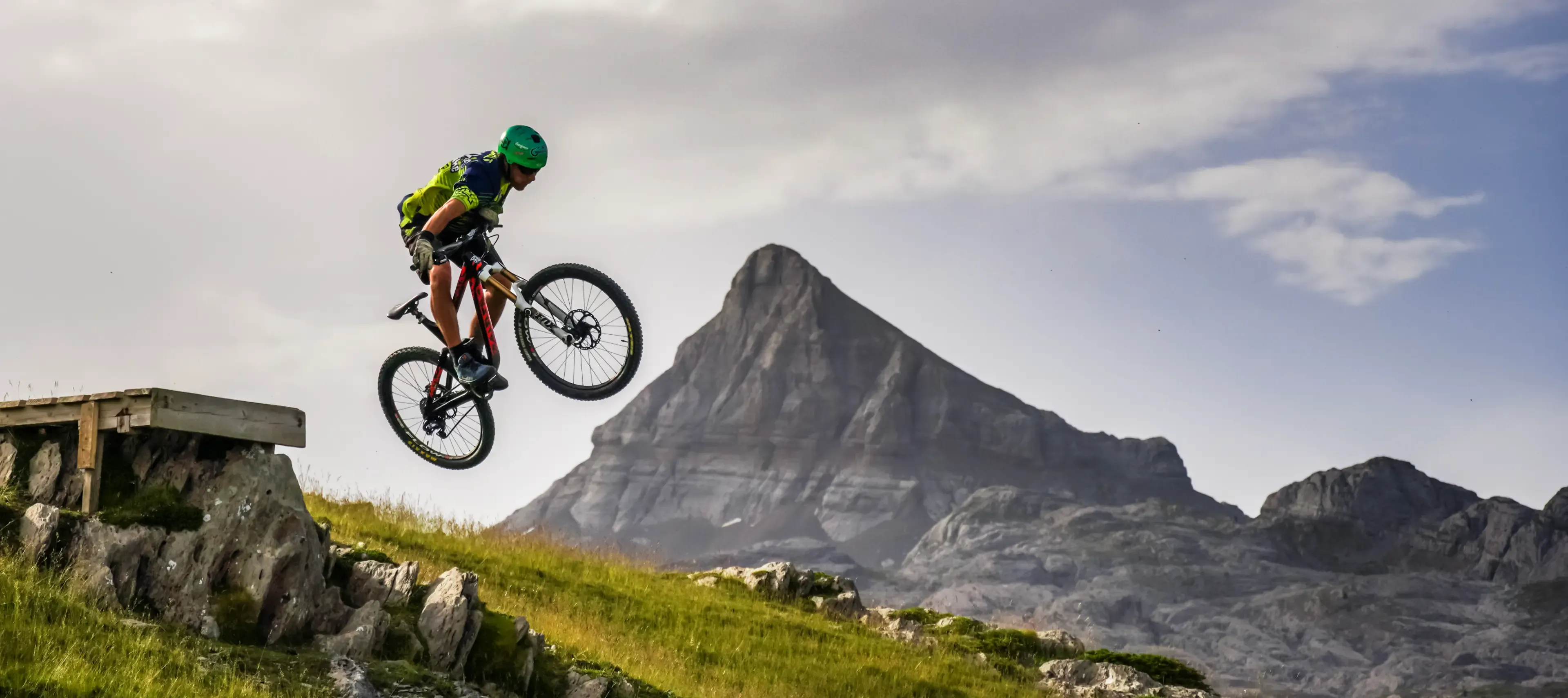 Bike Park La Pierre Saint Martin - Saut avec le pic d'Anie en fond