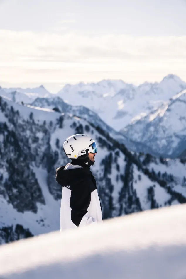 Skieur regardes des montagnes enneigées