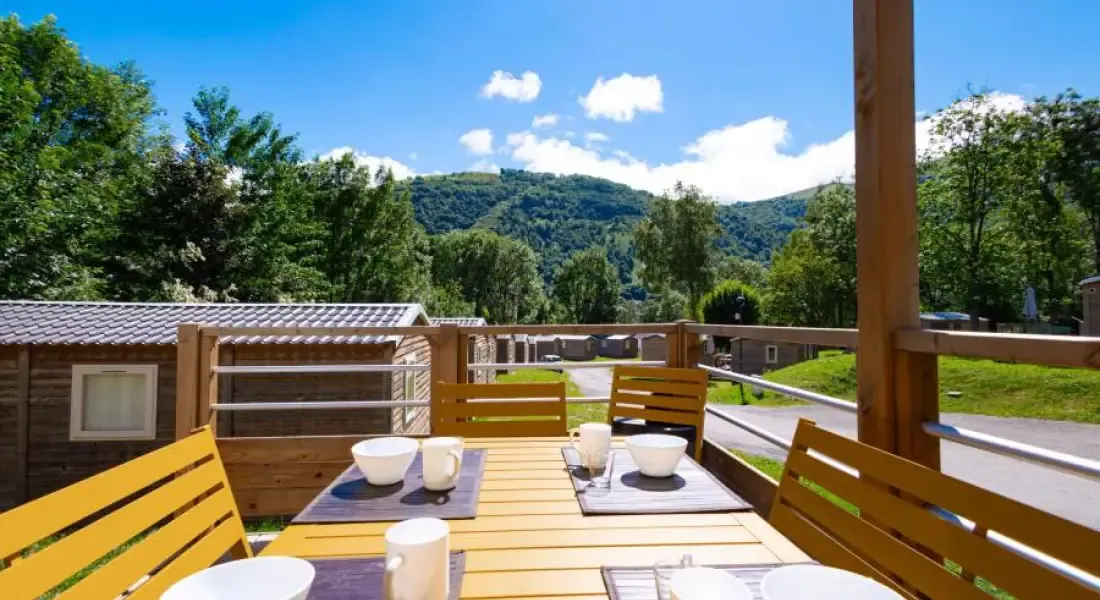 Camping et terrasse de bungalow avec vue sur les Pyrénées