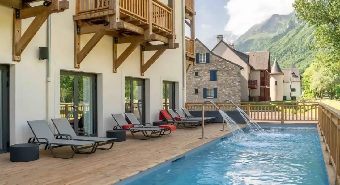 Hotel Mercure Loudenvielle : piscine et cour