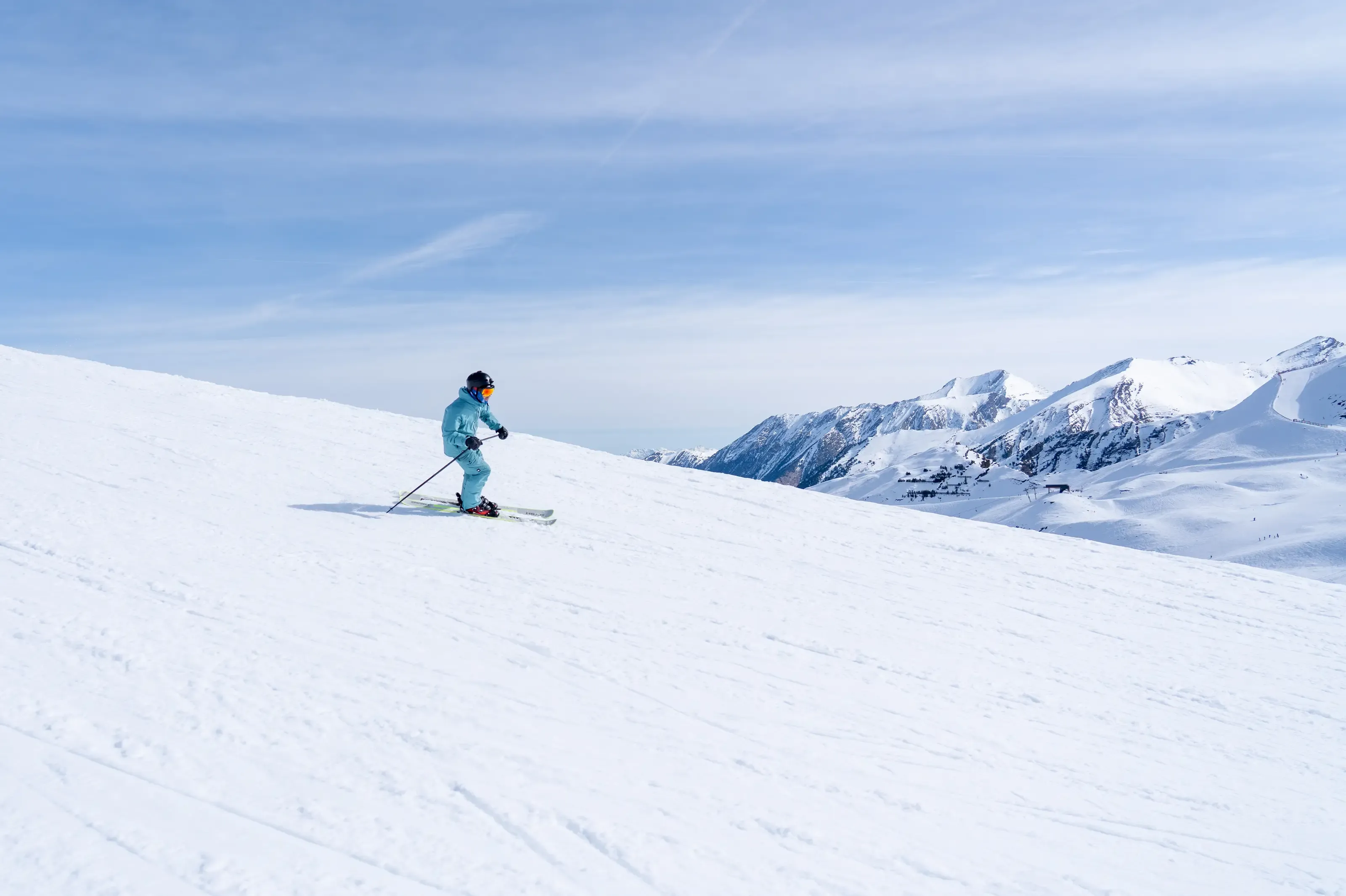 Skieur sur les pentes de la station de ski de Piau Engaly en hiver, le paysage est enneigé 