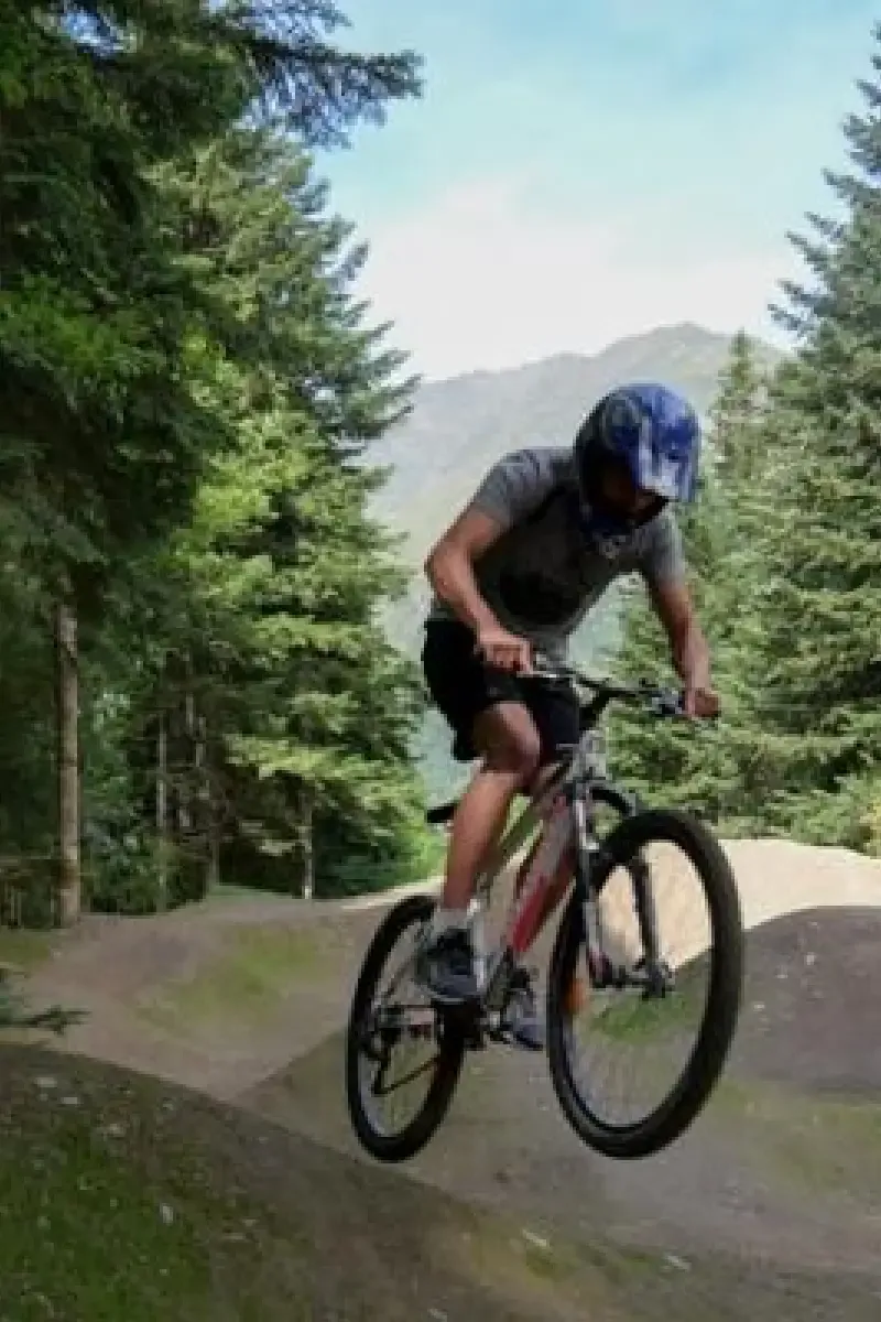 Vététiste avec casque intégral réalisant un saut