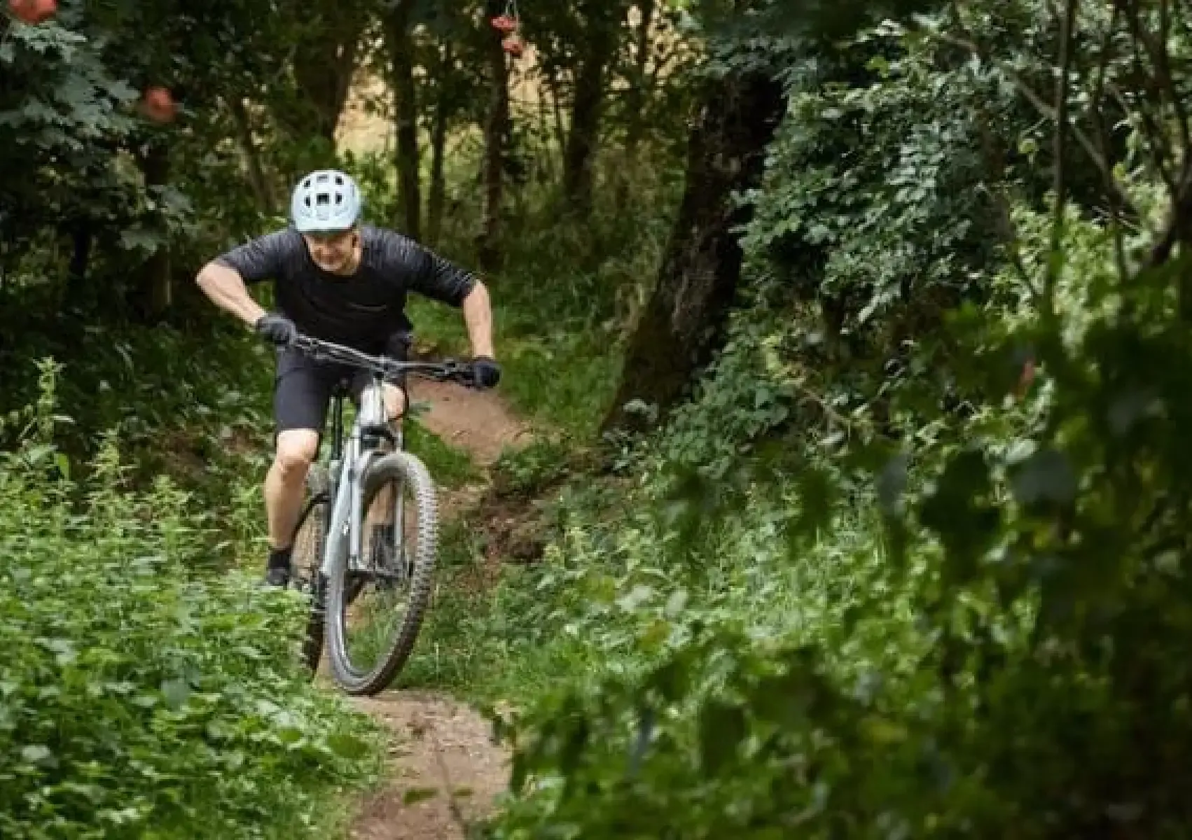 Vététiste en sous-bois à Piau ENgaly