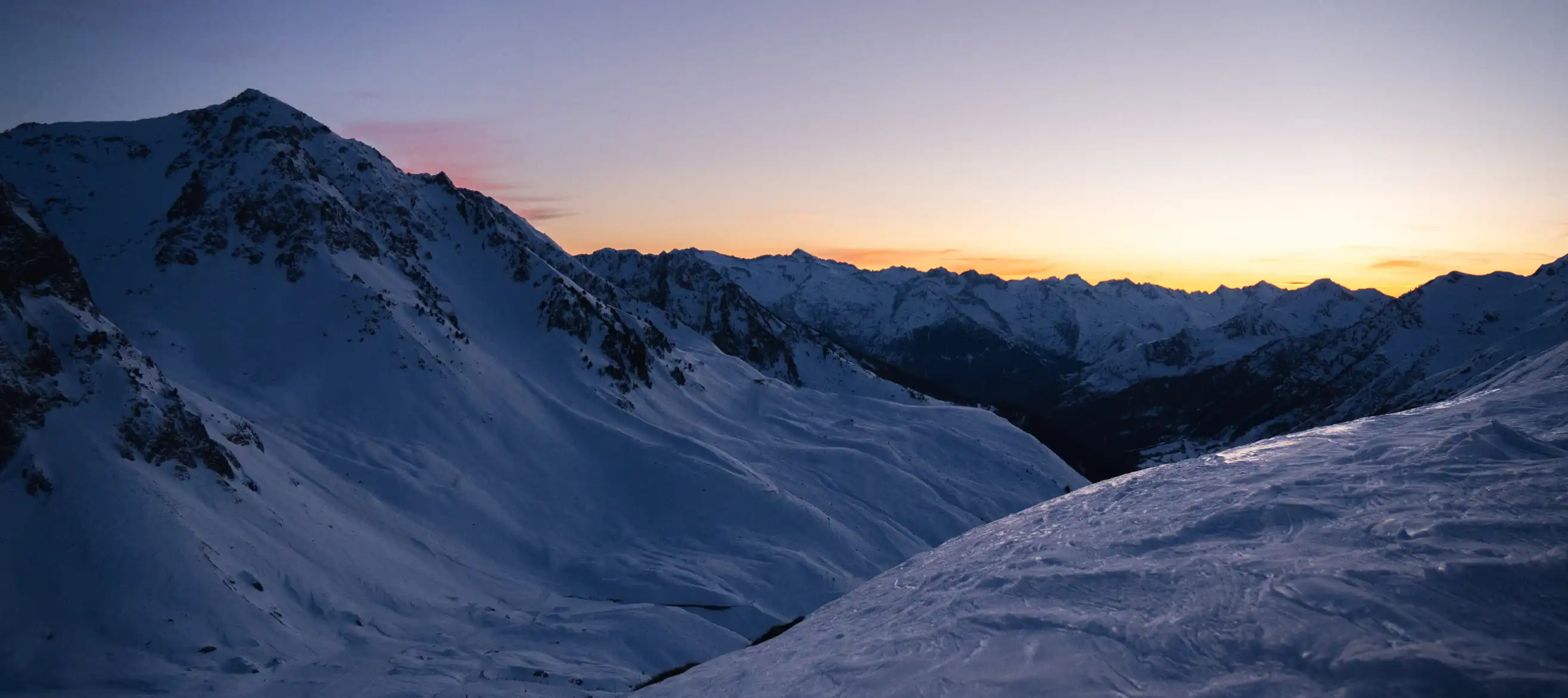 Vue du Pic du midi au crépuscule