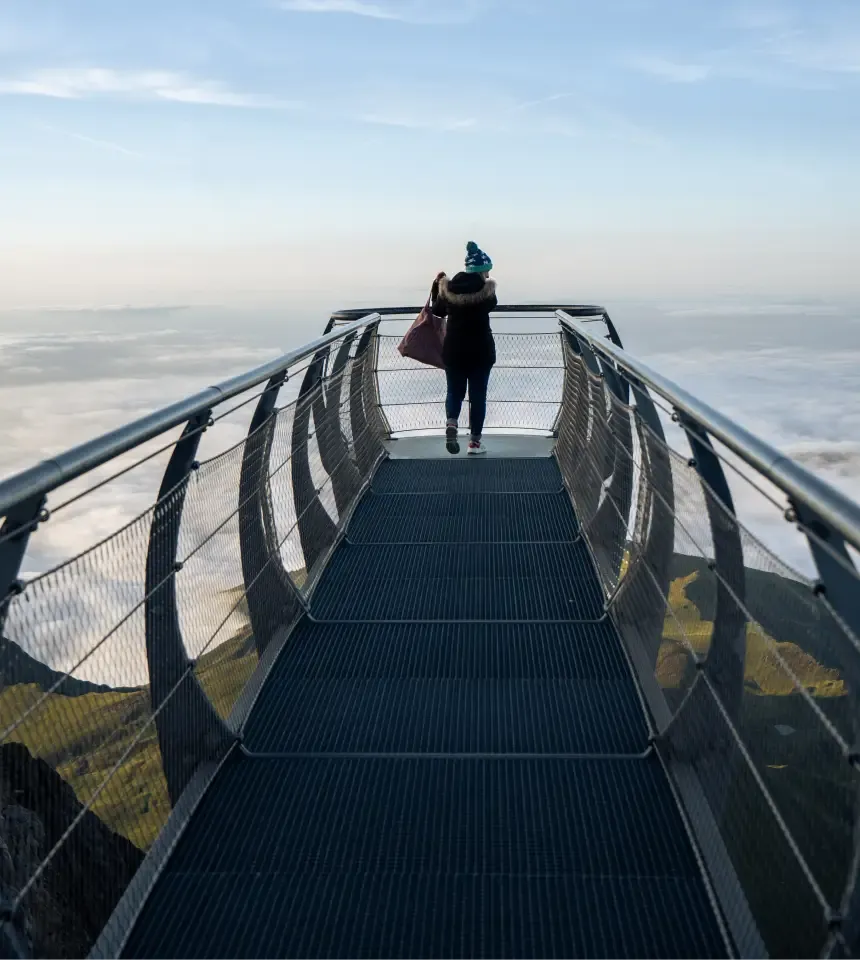Pic du Midi - Ponton dans le ciel : une passerelle dans le vide au-dessus des Pyrénées