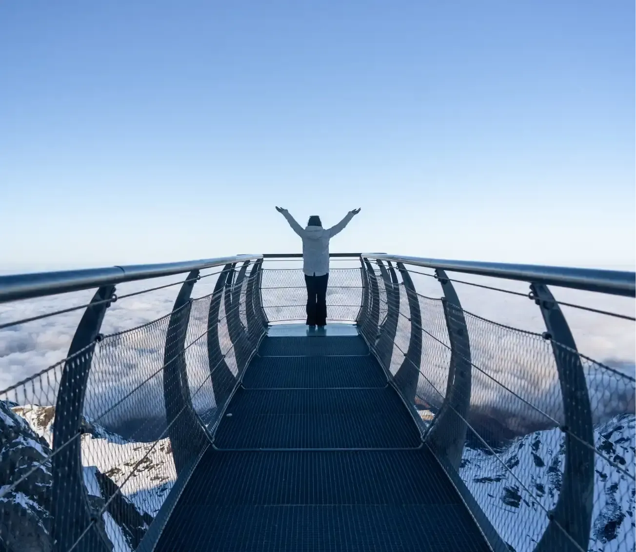 une personne joyeuse au bout du ponton dans le ciel au pic du midi de bigorre