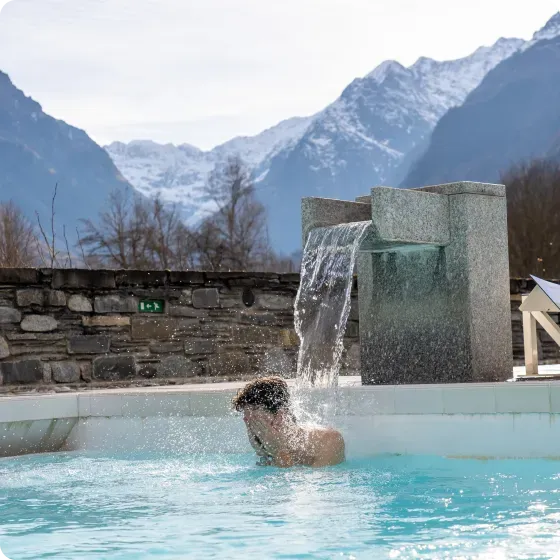 homme qui relaxe dans les bains de Balnéa
