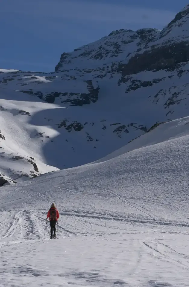 Skieur nordique dans la vallée de Pineta à Piau