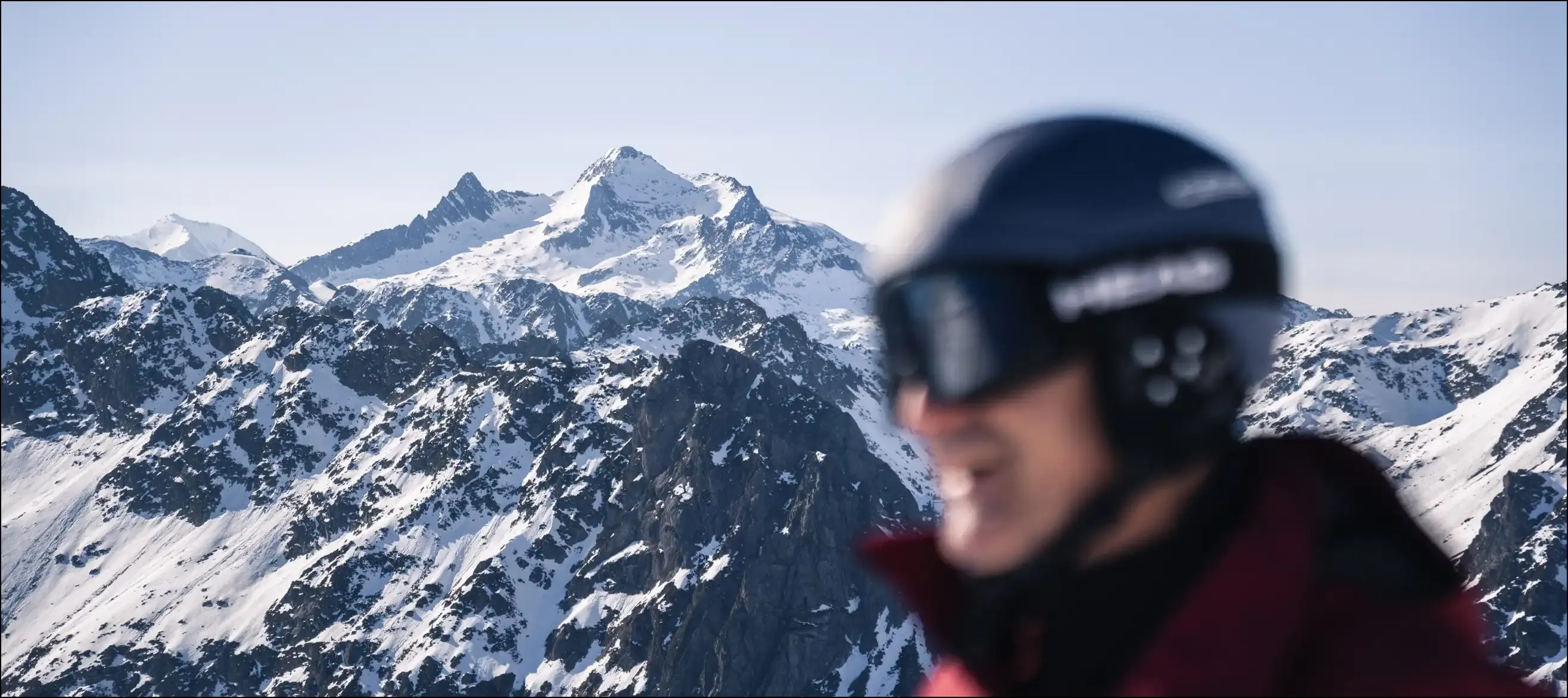 skieur de 75 ans au ski dans les pyrenees