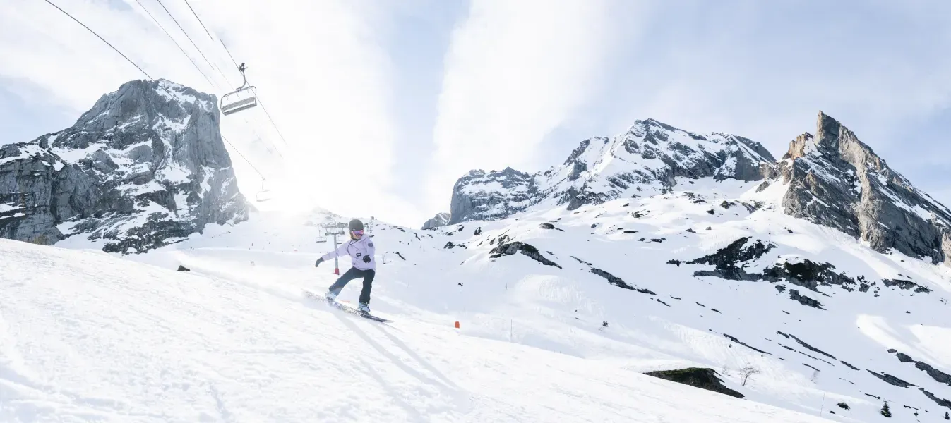 femme snowboardeuse à la station de Gourette