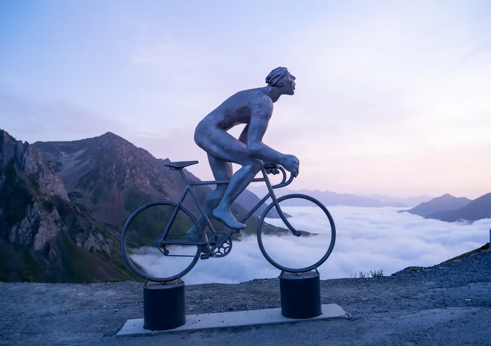 statut octave lapize en haut du col du tourmalet